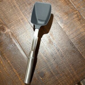 THE PAMPERED CHEF Gray and Silver Spoon Kitchen